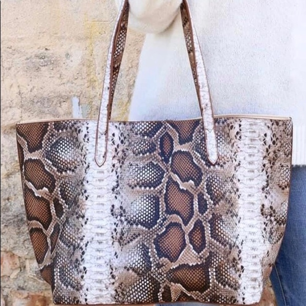 Purse and wallet. Snake skin print.